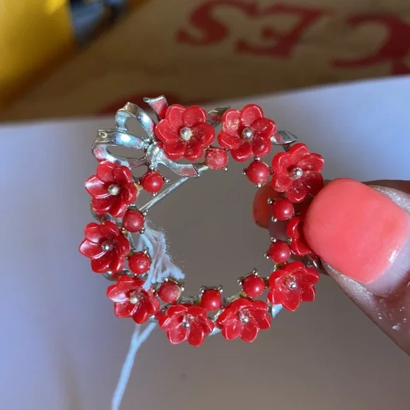 Vintage Lisner Red/Orange coral color brooch - Picture 2 of 5